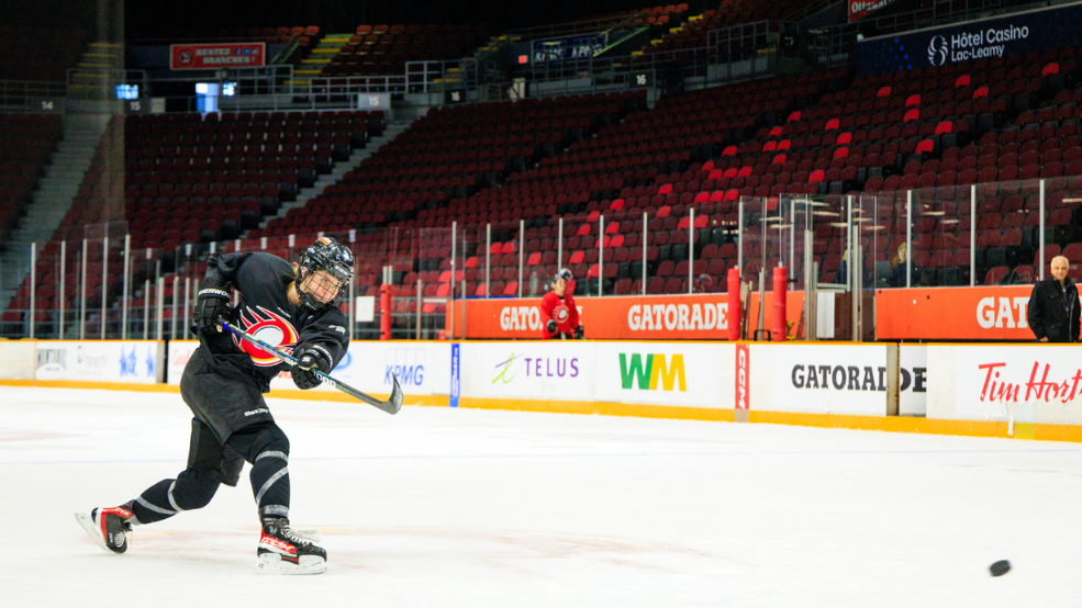 Zoe Boyd, Ottawa Charge player shoots puck at the net